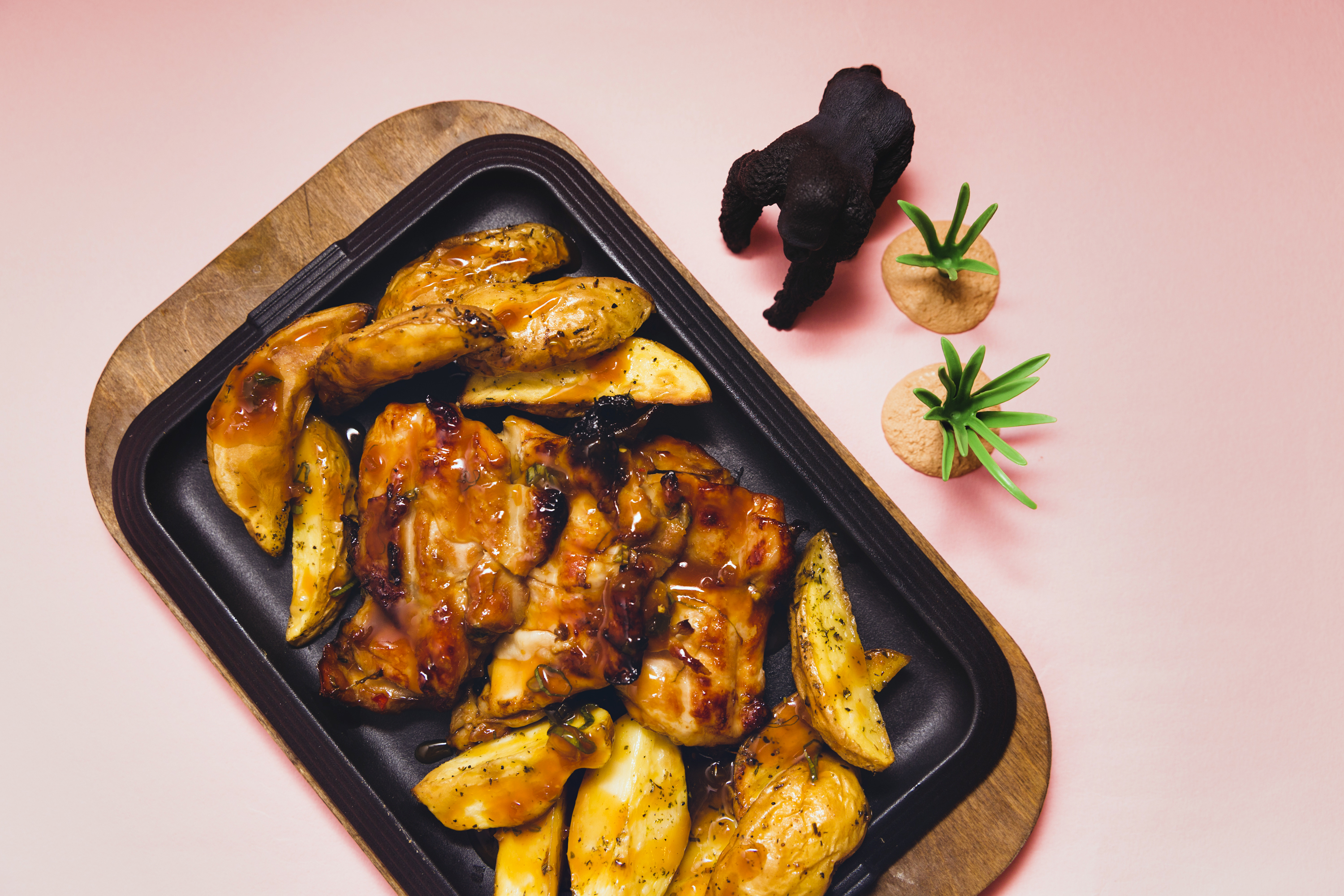 SOVRACOSCIA DI POLLO AL MANGO marinato e glassato con soia e mango servita con patate al forno glassate